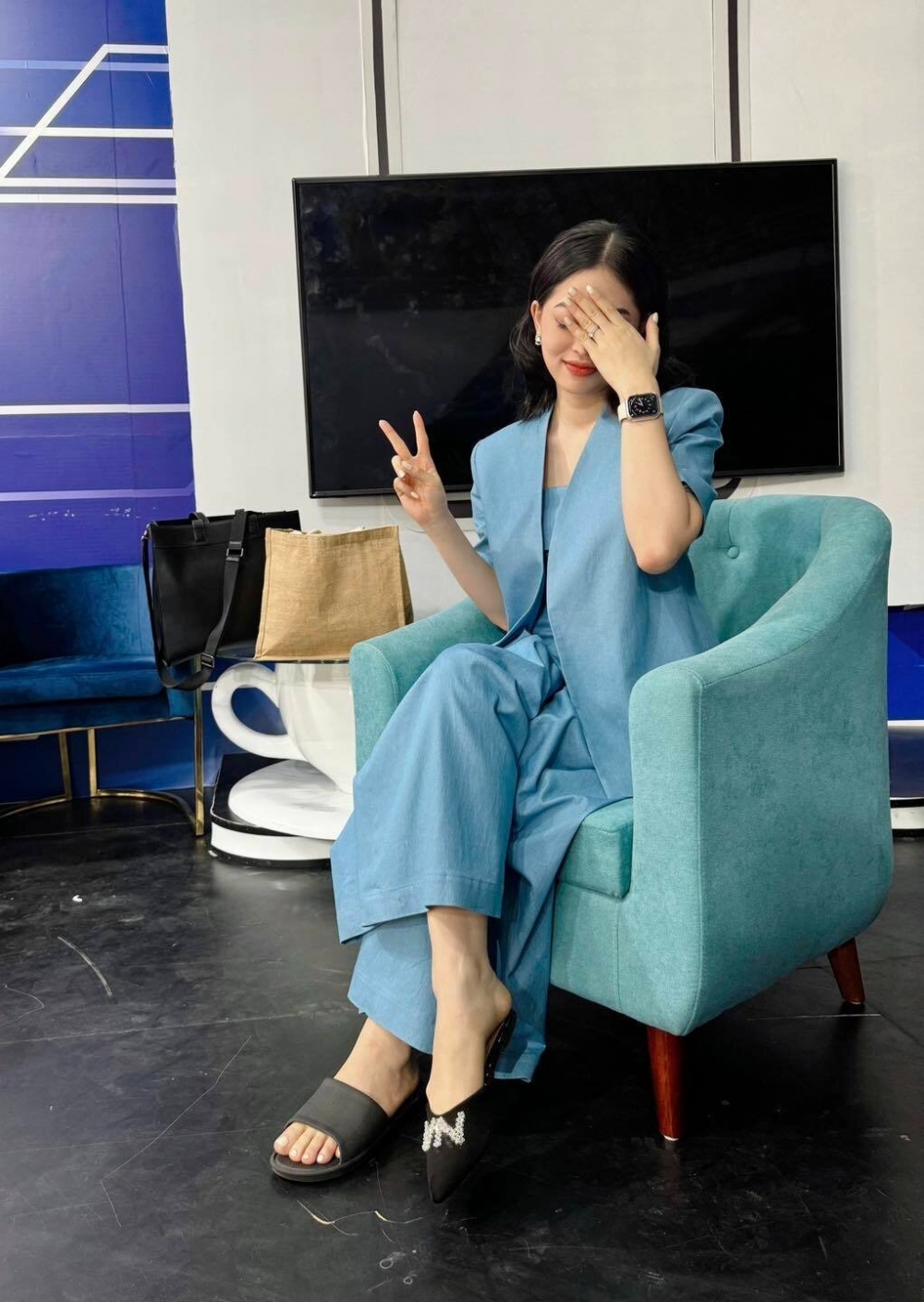 Á hậu Phương Nga tiết lộ sự cố hài hước khi đi quay: Không thể tin lại có ngày hôm nay: Ngày tôi đi dép cọc cạch ra đường - chính xác là top 1 cách bắt đầu ngày làm việc thật "suôn sẻ" và nhiều "năng lượng".