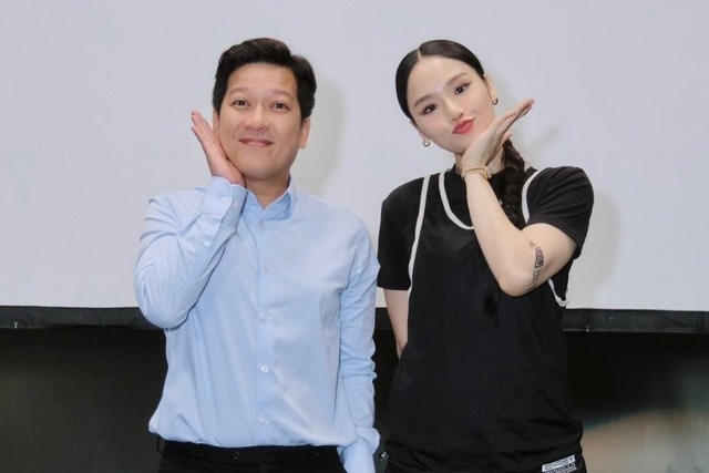 Trường Giang trải lòng: "Hai lần vợ tôi sinh con, tôi đều không có mặt trong bệnh viện. Tôi đứng trên sân khấu quay mà tôi rất muốn khóc nhưng không thể, vì máy quay đang ghi hình mình. Trong lòng của tôi lúc đó xốn xang lắm vì khi vợ sinh đẻ thì cửa sinh, cửa tử rất gần nhau, mình đâu biết được chuyện gì. Dù có rất nhiều người bên cạnh nhưng lại không có tôi ở đó".