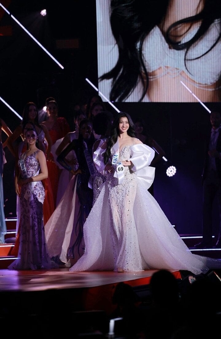 Chung kết cuộc thi Miss International - Hoa hậu Quốc tế 2023 vừa khép lại với chiến thắng thuộc về đại diện đến từ Venezuela. Á hậu Phương Nhi - đại diện Việt Nam dù được dự đoán sẽ đạt thứ hạng cao nhưng đã phải dừng chân tiếc nuối ở Top 15. Người đẹp tiết lộ cảm thấy vinh dự khi được lọt Top 15 tại Miss International 2023. Phương Nhi cũng cho biết cô sẽ chưa trở về Việt Nam mà ở lại Nhật Bản để khám phá thêm đất nước này vì đây là nơi cô luôn muốn đặt chân đến.