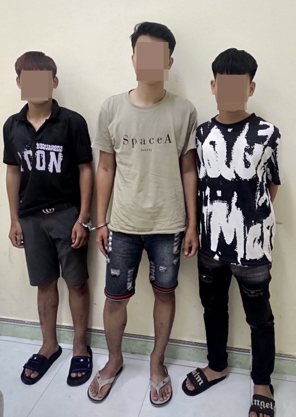 3 đối tượng cướp giật điện thoại đang bị tạm giữ để điều tra.