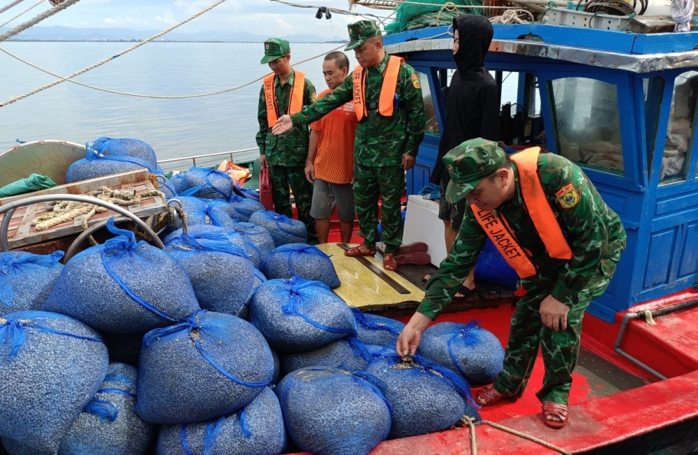 Các tàu khai thác thủy sản trái phép bị bắt quả tang