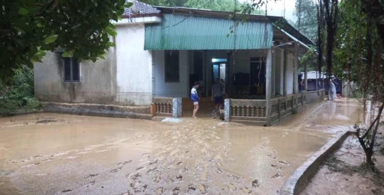 Nhà hộ dân ở xã Đức Hương bị lũ ống khiến bùn đất đổ vào nhà