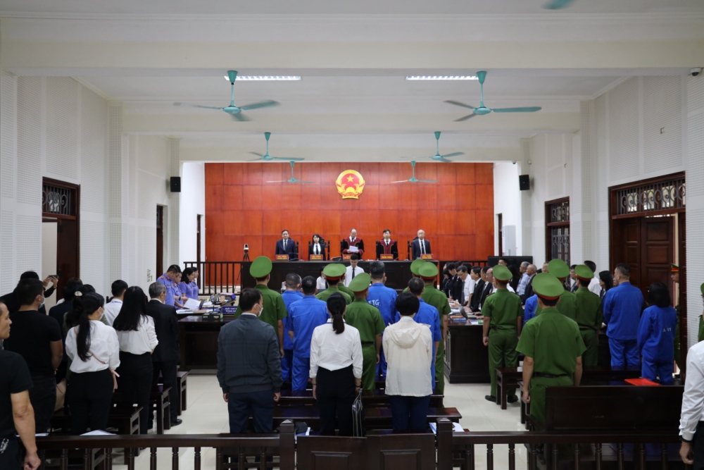 Bào chữa cho 16 bị cáo là 23 luật sư; 4 bị cáo vắng mặt được chỉ định luật sư bào chữa.