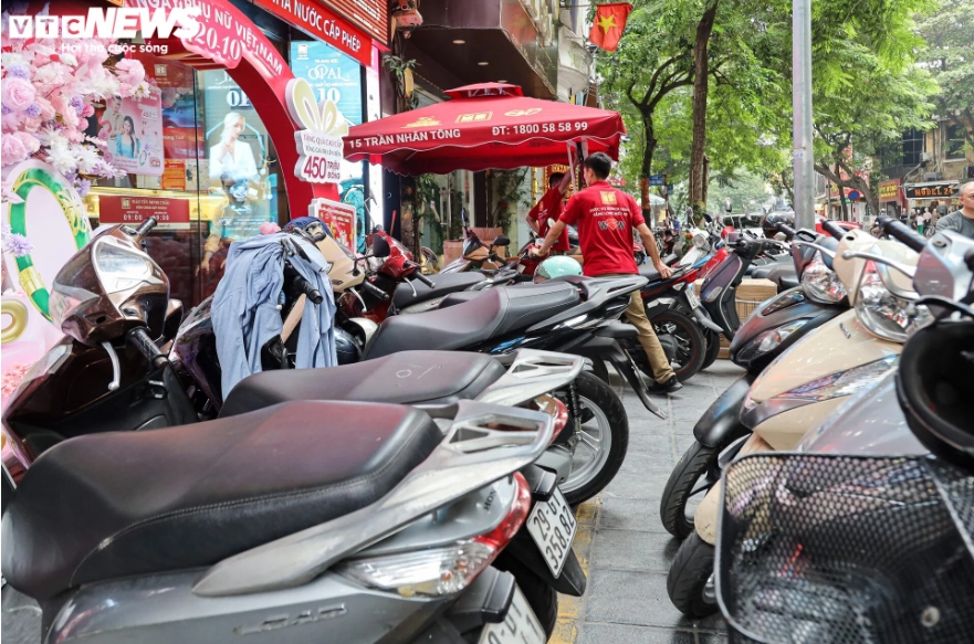 Khu vực để xe cửa hàng chật kín xe của khách.