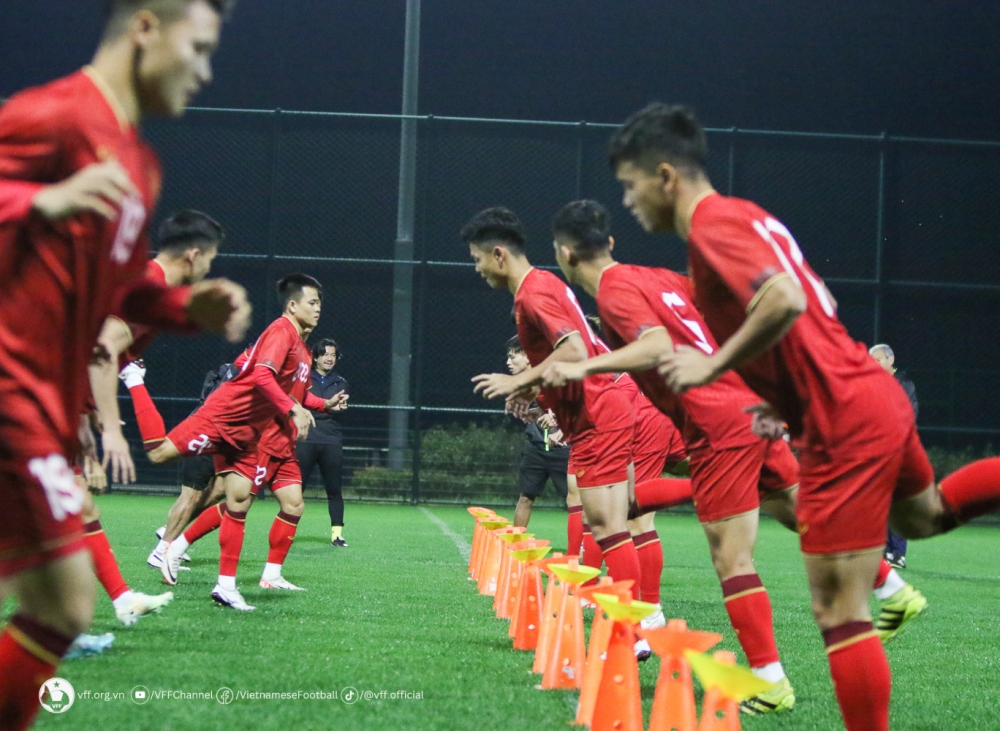 Trong ngày hoạt động hôm nay, HLV Philippe Troussier chia lực lượng đội tuyển thanh 2 nhóm.