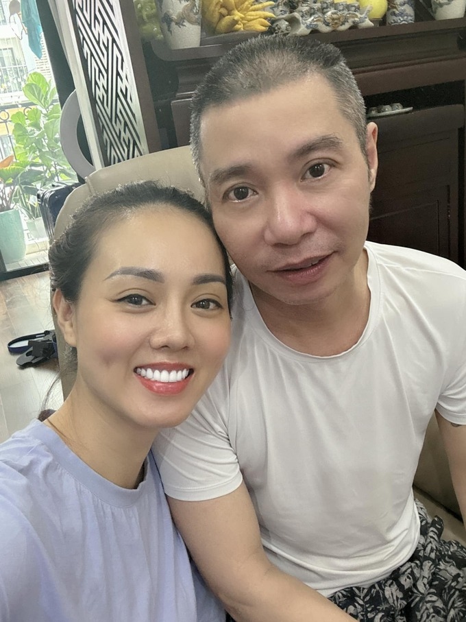 Trên trang cá nhân Ngọc Hà - bà xã NSND Công Lý bất ngờ tiết lộ chồng vừa bị ngã trong nhà tắm khi cô không có nhà. Về đến nhà, nhìn thấy cảnh tượng trên Ngọc Hà sững sờ đến lặng người. Ngọc Hà cho biết: "Chiều tối xuống nhà em gái lấy cơm lên. Lúc về mở cửa không thấy em bé Lý đâu, mở phòng vào thì đang ngã trong nhà tắm, chảy máu ở tay. Đang loay hoay đứng lên. Nhìn thấy cảnh tưởng này mình chết lặng lại. Giờ em bé buồn, không ăn cơm! Mình cũng héo hon".