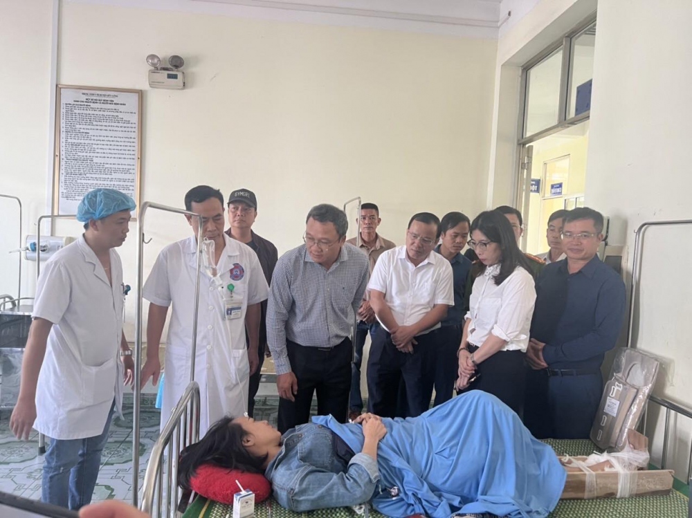 Tại bệnh viện, đại diện Ủy ban ATGT Quốc gia đã hỗ trợ các gia đình có nạn nhân tử vong 5 triệu đồng/người và nạn nhân bị thương 2 triệu đồng/người.