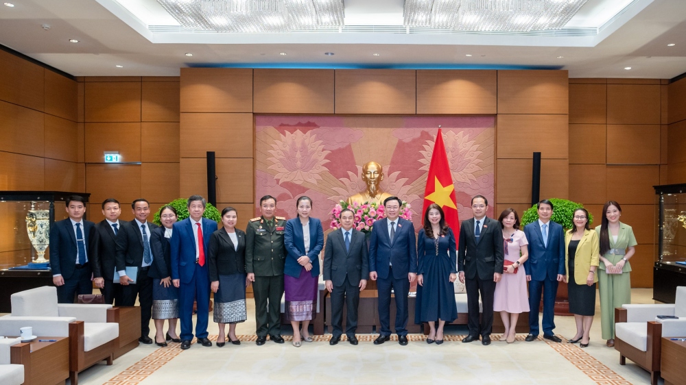 Các đại biểu chụp ảnh lưu niệm