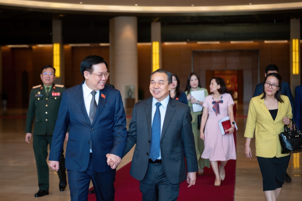 Chủ tịch Quốc hội Vương Đình Huệ và Đại sứ nước Cộng hòa dân chủ Nhân dân Lào tại Việt Nam Sengphet Houngboungnuang.