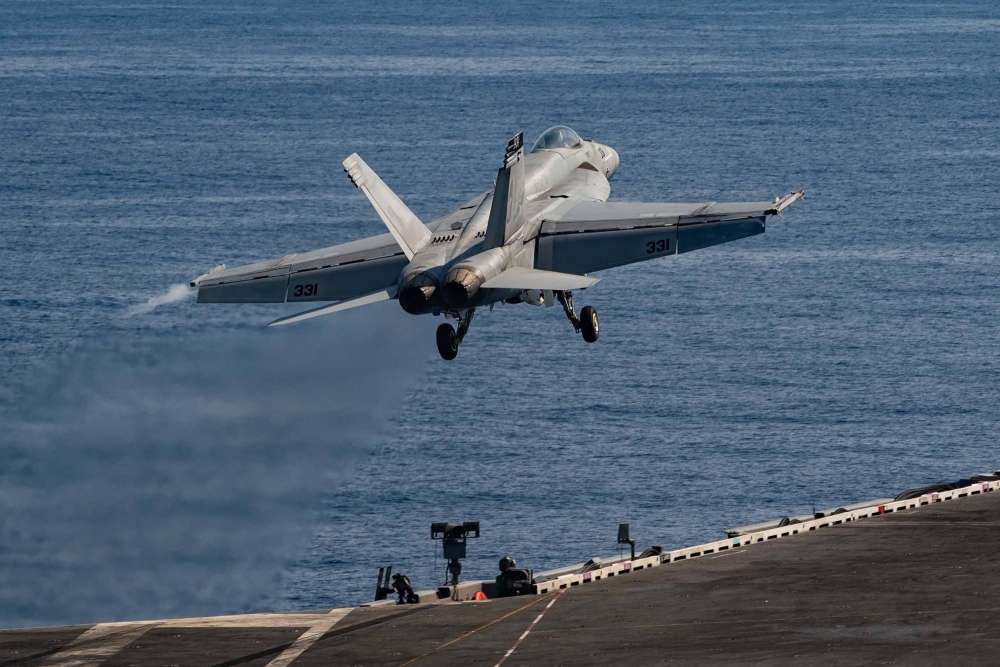 Chiến đấu cơ được phóng từ tàu sân bay USS Gerald R. Ford (Ảnh: Hải quân Mỹ/AFP)