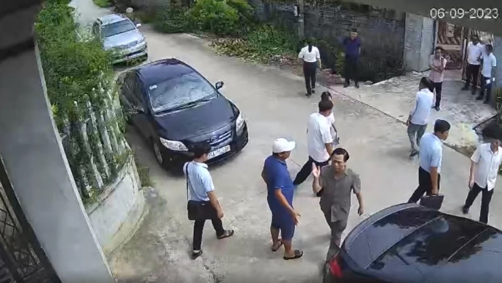Ông Nguyễn Tiến Dũng (áo nâu, giơ tay phải) liên tục có thái độ không chuẩn mực, xưng "mày, tao" với người dân khi làm nhiệm vụ tại huyện Nho Quan (Ảnh: Cắt từ clip)