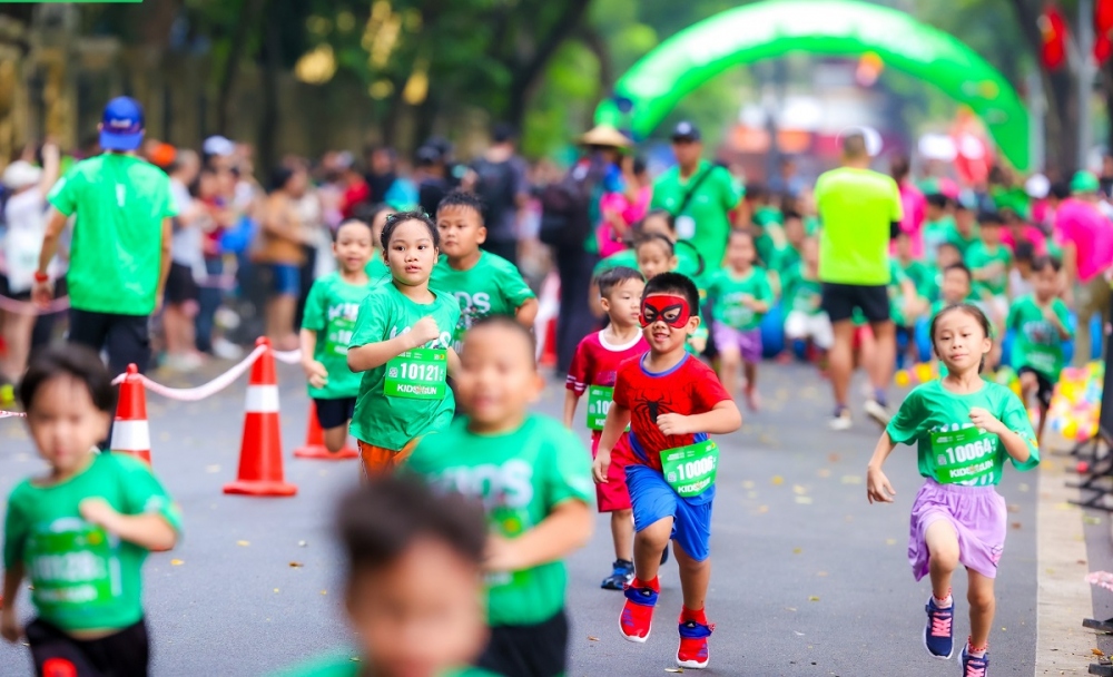 Vài em nhỏ ở lứa tuổi 5-7 tuổi gặp khó và bị lùi phía sau khi tham gia thử thách nhà bóng hay côn buộc ziczac.Tuy nhiên, sự ủng hộ, động viên của bố mẹ và người dân ven đường đã tiếp thêm năng lượng để các runner nhí nỗ lực vượt qua thử thách.