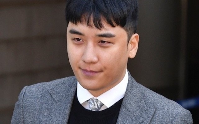 Ngày 4/10, Dispatch khiến dân tình xôn xao khi tung loạt bằng chứng cho thấy Seungri "bắt cá hai tay". Cựu thành viên nhóm Big Bang bị tố thiết kế lịch trình tỉ mỉ để đến Bali du lịch với hai cô gái khác nhau. 