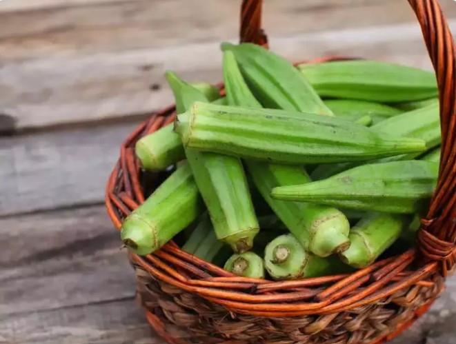 Đậu bắp: Đây là loại rau có nhiều chất xơ và chứa các hợp chất có thể làm chậm quá trình hấp thụ đường trong đường tiêu hóa. Điều này giúp ổn định lượng đường trong máu và giảm lượng đường tăng đột ngột.