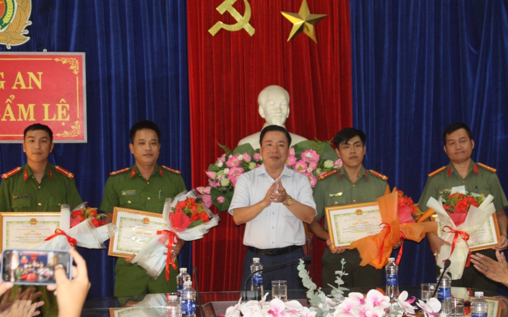 Lãnh đạo quận Cẩm Lệ trao thưởng lực lượng bắt giữ đối tượng dùng ảnh "nhạy cảm" để tống tiền nạn nhân.