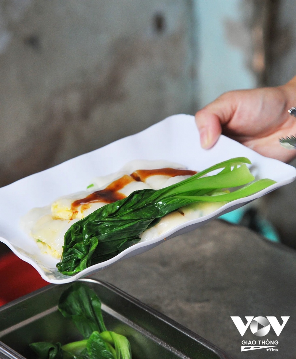 Điểm khác biệt giữa bánh cuốn Hồng Kông và bánh cuốn nóng Việt Nam là nhân thịt của bánh được xào với nước tương và nấm đông cô.
