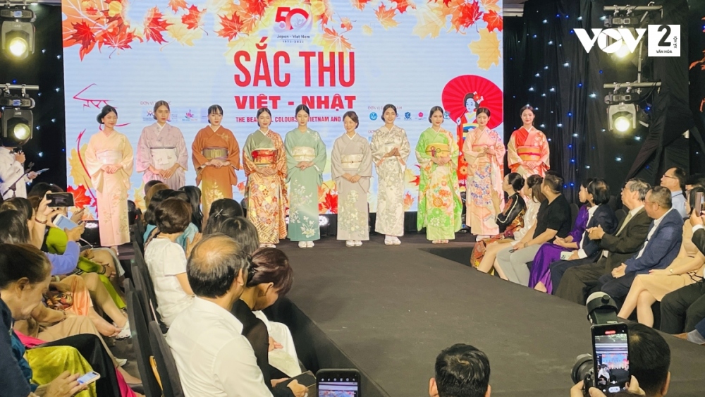 Bộ sưu tập “Bốn mùa Nhật Bản” của chuyên gia Kimono Junko Sophia Kakizaki gồm 10 bộ Kimono như những tác phẩm nghệ thuật phản chiếu vẻ đẹp thiên nhiên và những sắc màu đặc trưng của xứ Phù Tang.