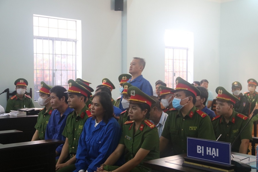 Thảo "lụi" (người đứng) cùng đồng phạm tai phiên toà (Ảnh: C.T)
