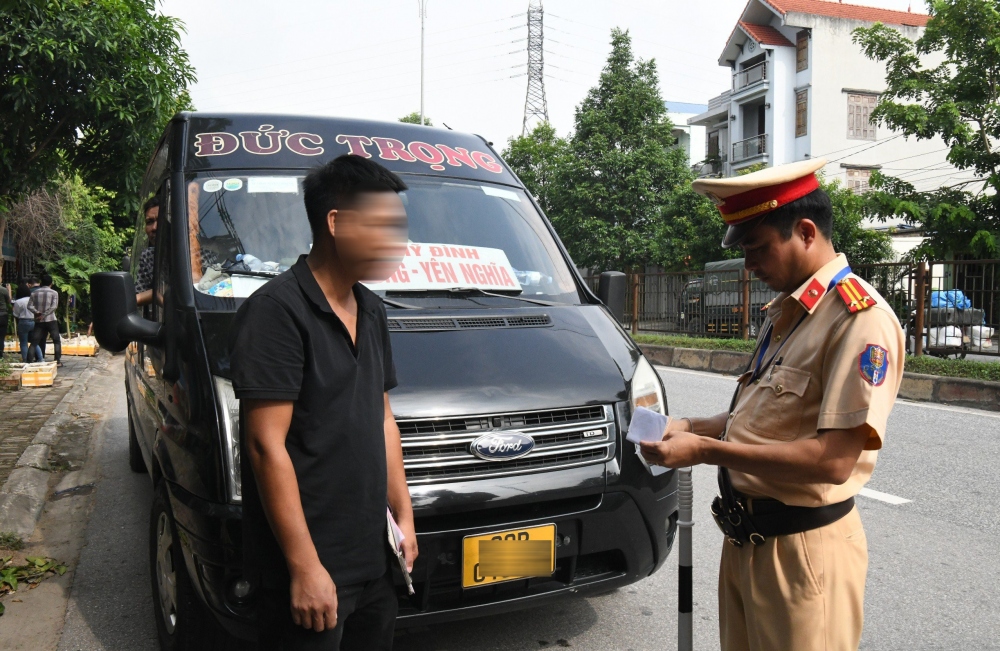 Sau 2 tháng thực hiện tổng kiểm soát xe ô tô kinh doanh vận tải hành khách và xe ô tô vận tải hàng hóa bằng container, lực lượng Cảnh sát giao thông (CSGT) toàn quốc đã phát hiện xử lý gần 70 nghìn trường hợp vi phạm, phạt hơn 80 tỷ đồng