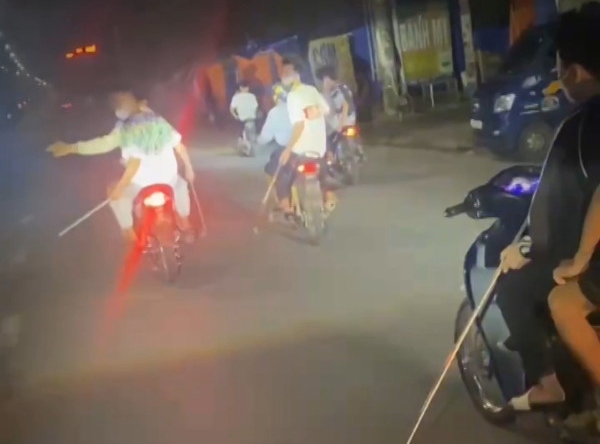 Hình ảnh các đối tượng mang hung khí đi gây rối.