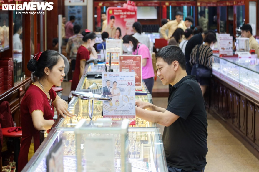 Phần lớn khách đến bán vàng để chốt lời, nhân cơ hội hiếm hoi giá vàng tăng mạnh. Nhưng cũng không ít người mạo hiểm lựa chọn mua vàng để tích trữ, vì tin giá kim loại quý sẽ tiếp tục tăng.