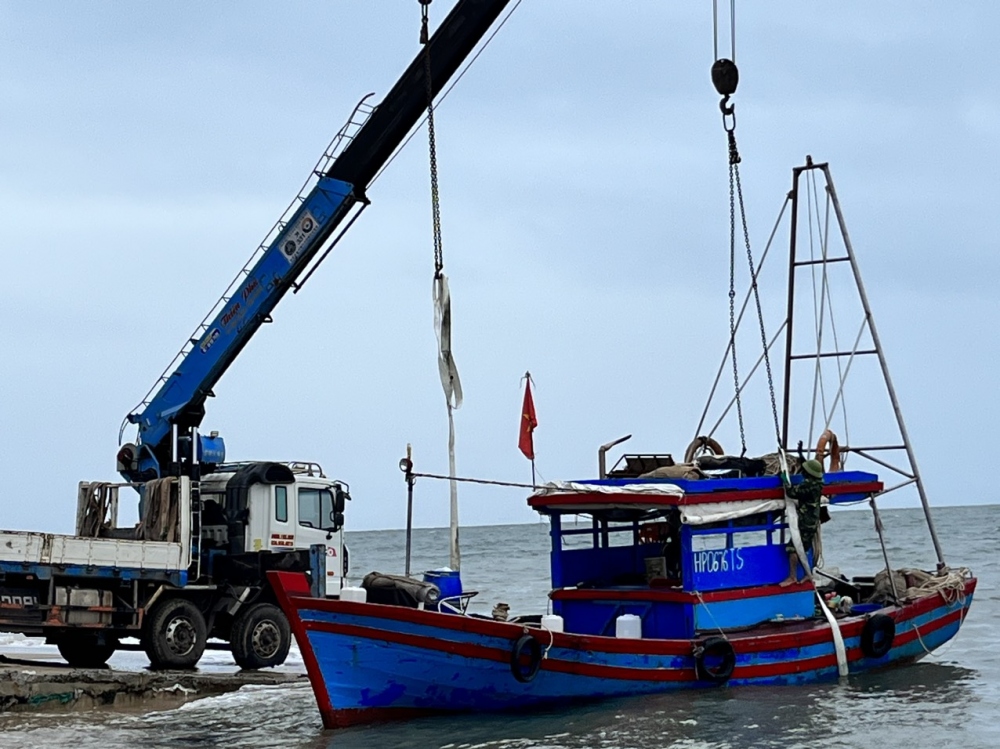 Đồn biên phòng cửa khẩu cảng Vạn gia bàn giao hai tàu cho UBND thành phố Móng Cái xử lý theo quy định của pháp luật