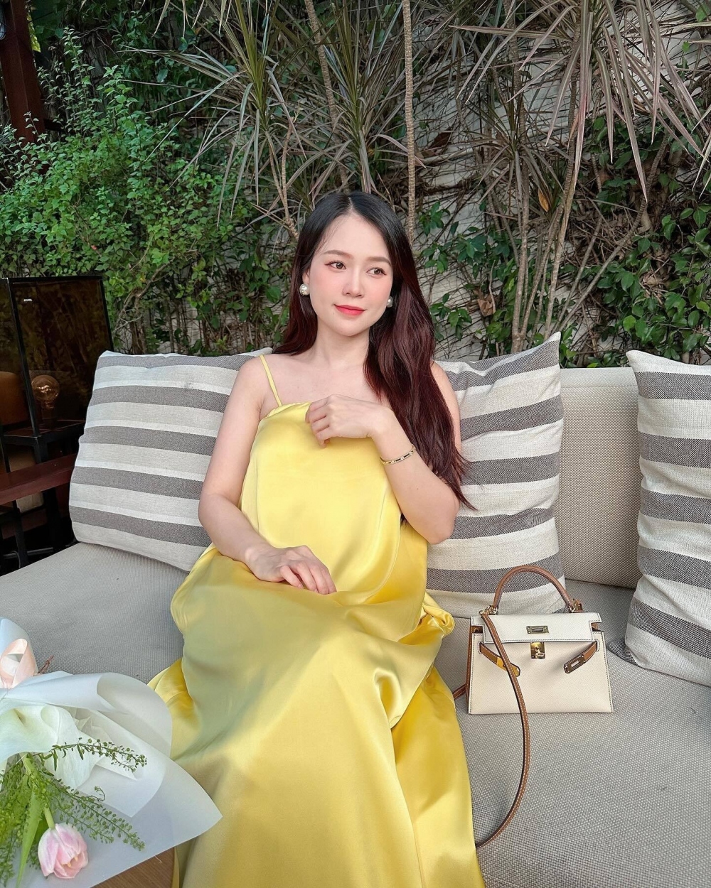 Sam khoe ảnh xinh đẹp với chiếc váy dài. Dù mặc váy rộng nhưng nhiều người vẫn nghi ngờ việc cô đang có bầu bởi vòng 2 lùm xùm. Thời gian qua, Sam liên tục diện những chiếc váy rộng để che khoé vòng 2 của mình.
