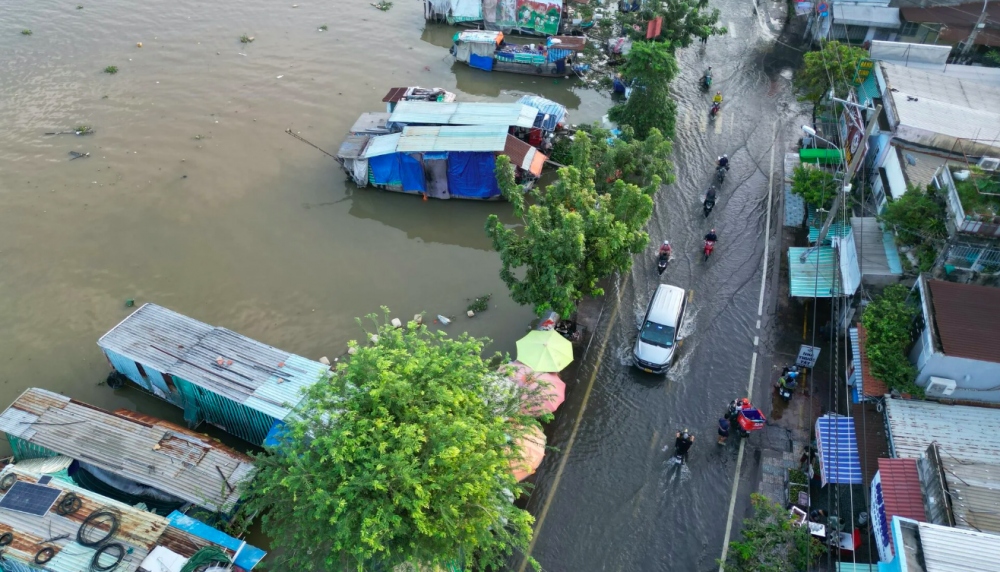 Đến khoảng 5h30 (cùng ngày), nước đã ngập cả một tuyến đường dài hơn 1 km, nhiều người dân cho biết không thể phân biệt đâu là bờ sông, đâu là lòng đường nên việc đi lại khá khó khăn.