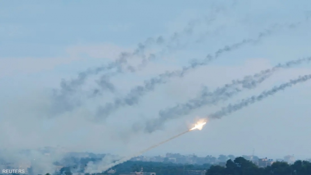 Hàng chục tên lửa được phóng từ Gaza về phía Israel. Ảnh: Skynews