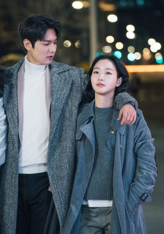 Vừa qua, cư dân mạng bất ngờ lan truyền bộ ảnh cưới của Lee Min Ho, kèm theo bài đăng là dòng chú thích: “Lễ cưới bí mật của nam thần họ Lee”. Thông tin này khiến công chúng ngỡ ngàng, phải chăng Lee Min Ho đã bí mật kết hôn mà không tiết lộ với fan?