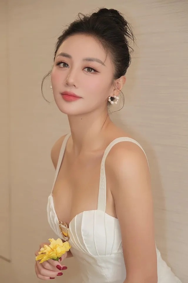 Văn Mai Hương kể thời điểm mới vào TP.HCM để lập nghiệp sau thành công của Vietnam Idol 2010, cô từng bị nói "chảnh". Nữ ca sĩ thừa nhận tin đồn ảnh hưởng không nhỏ đến một cô bé 16 tuổi thời điểm đó. Giọng ca Nếu như anh đến lý giải: "Đó là bản tính của tôi. Tôi không chảnh mà khó tính. Tôi chỉ tập trung vào công việc, xong rồi thì đi về. Tôi không tụ tập và nhiều khi mọi người thấy đó là cái không thân thiện ở tôi".