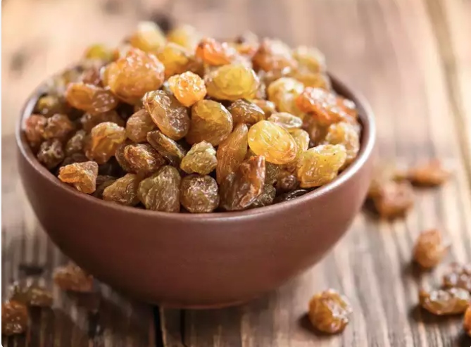 Nho khô: Nho khô có chỉ số GI tương đối cao 43-64. Đây là nguồn đường tập trung và nên hạn chế sử dụng quá nhiều.