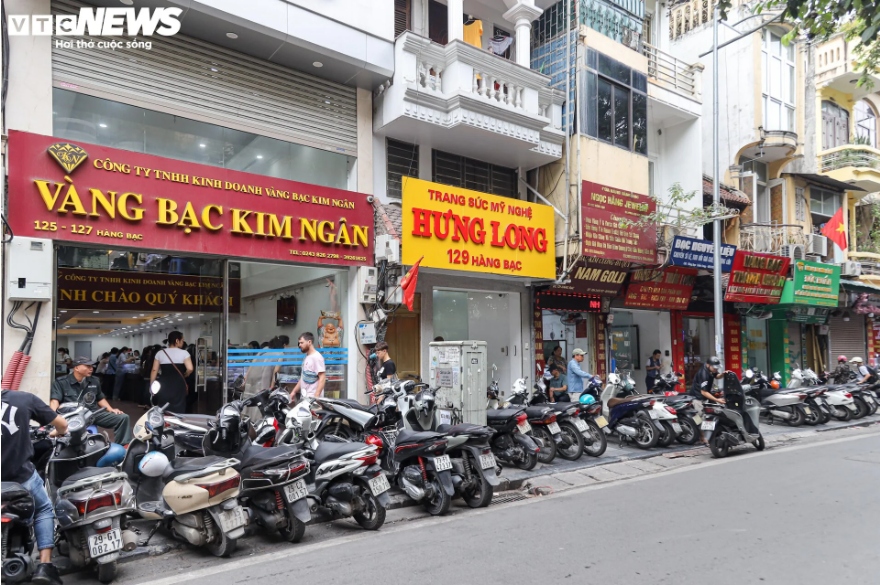 Tương tự, trên phố Hàng Bạc (quận Hoàn Kiếm) nhiều cửa hàng vàng cũng rất đông khách tới giao dịch, xe máy để kín vỉa hè.