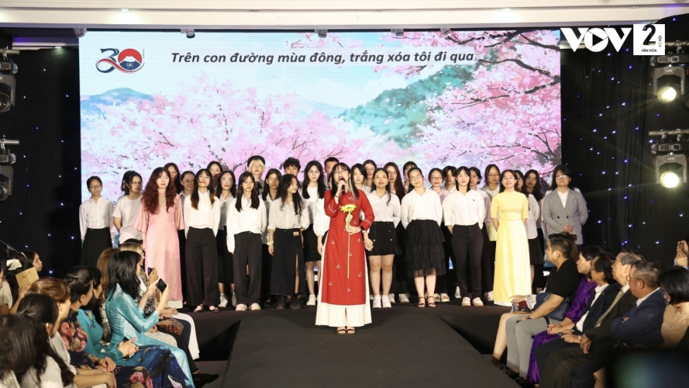 Nhóm giảng viên và sinh viên trường ĐH Ngoại ngữ, ĐH Quốc gia HN trình bày bài hát “Và hoa sẽ nở - Hana wa saku ôpop pop”.