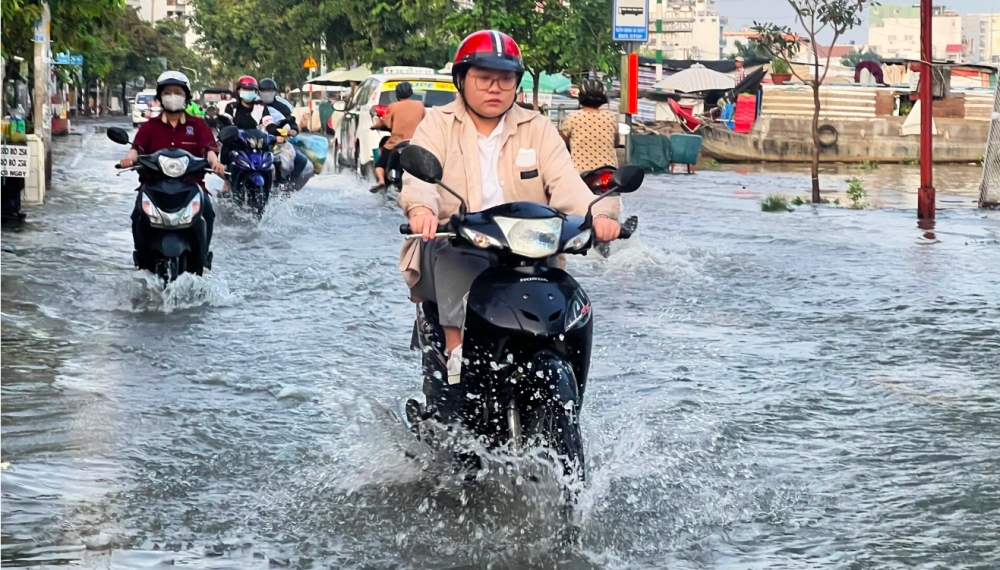 Chị Phương (ngụ huyện Bình Chánh) cho biết, dù đã nhiều năm đi lại trên con đường này nhưng mỗi lần gặp triều cường vẫn cảm thấy mệt mỏi vì bị ướt xe, ướt người và dễ gặp tại nạn.