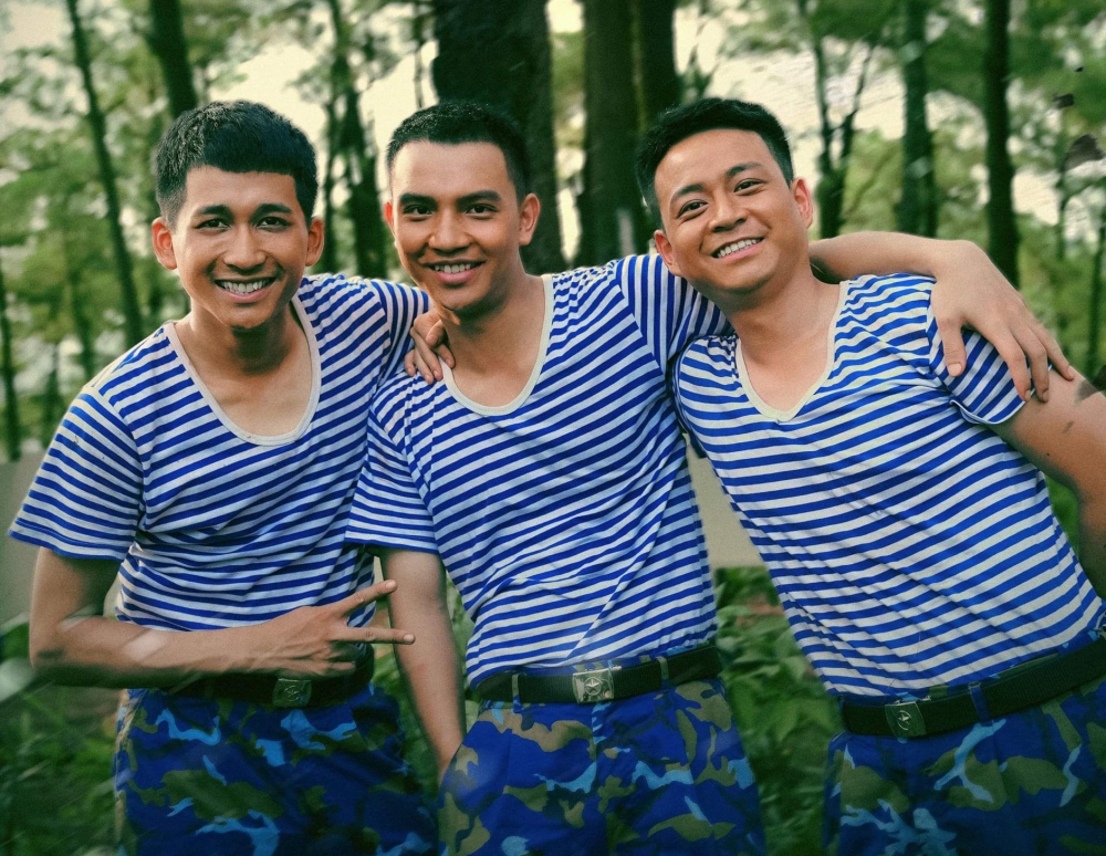 Hoàng Triều Dương (ngoài cùng bên phải) cùng các bạn diễn trong "Cuộc chiến không giới tuyến".
