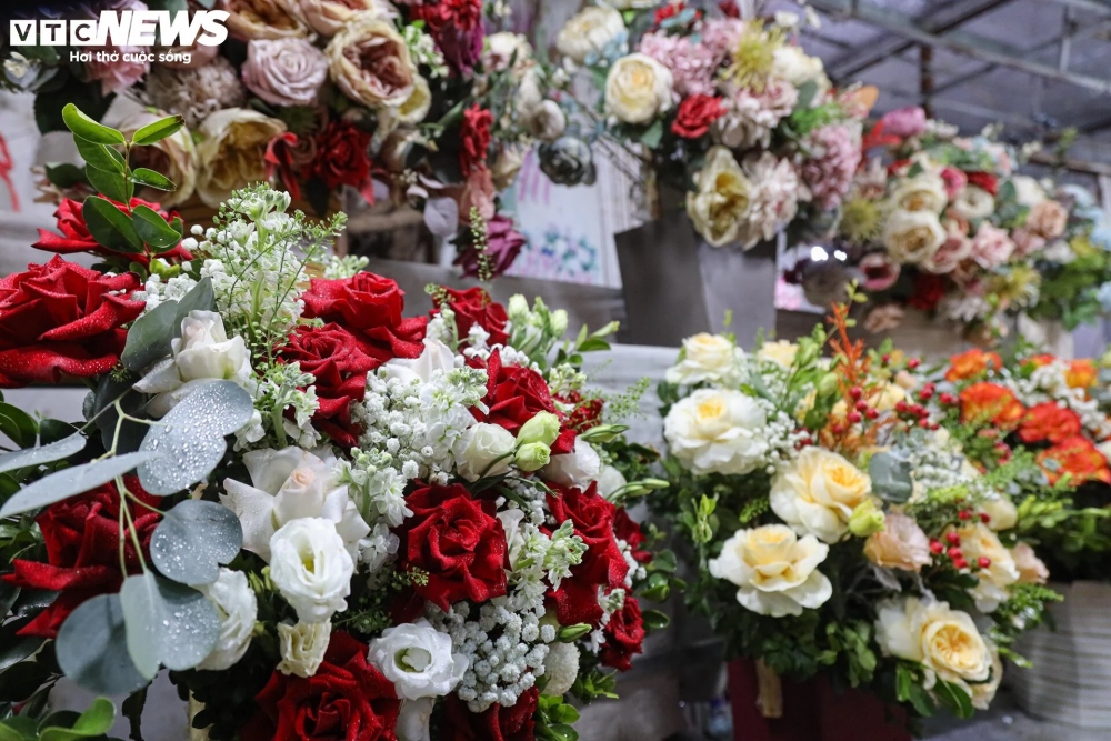 Với những bó hoa cao cấp, sử dụng các loại hoa nhập ngoại như lan vũ nữ, cúc mẫu đơn, hoa hồng Ecuador...thì có giá đắt hơn, lên đến vài triệu đồng/bó.