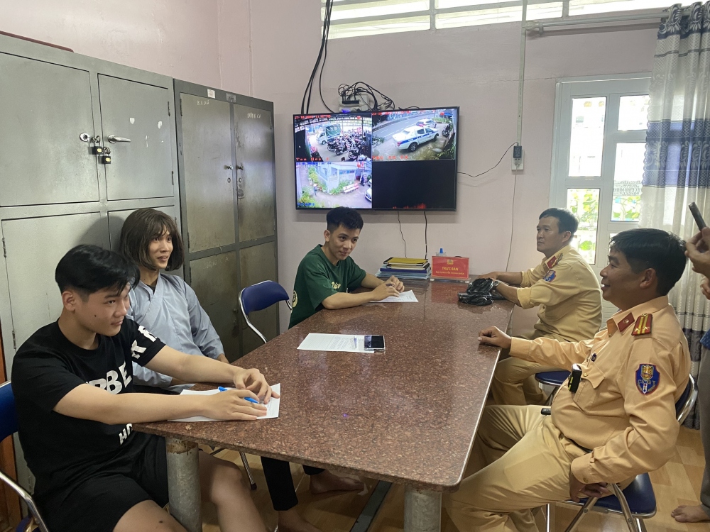 Ba đối tượng quay clip chạy xe "làm xiếc" tung lên mạng xã hội làm việc với cơ quan công an