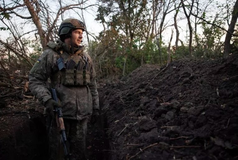Một binh lính Ukraine trong chiến hào. Ảnh: Getty
