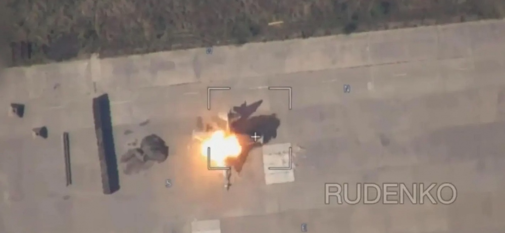 UAV Lancet của Nga phá hủy tiêm kích Su-25 của Ukraine. Ảnh: Forbes