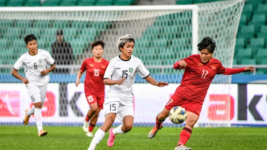 Vietnamese players (in red Jersey) lose 0-1 to their hosts Uzbekistan in their opener of the second qualifying round of the Paris 2024 Summer Olympics on October 26.