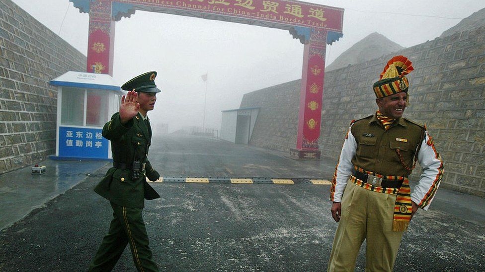 Binh sỹ Trung Quốc và Ấn Độ tại khu vực biên giới. Ảnh: AFP