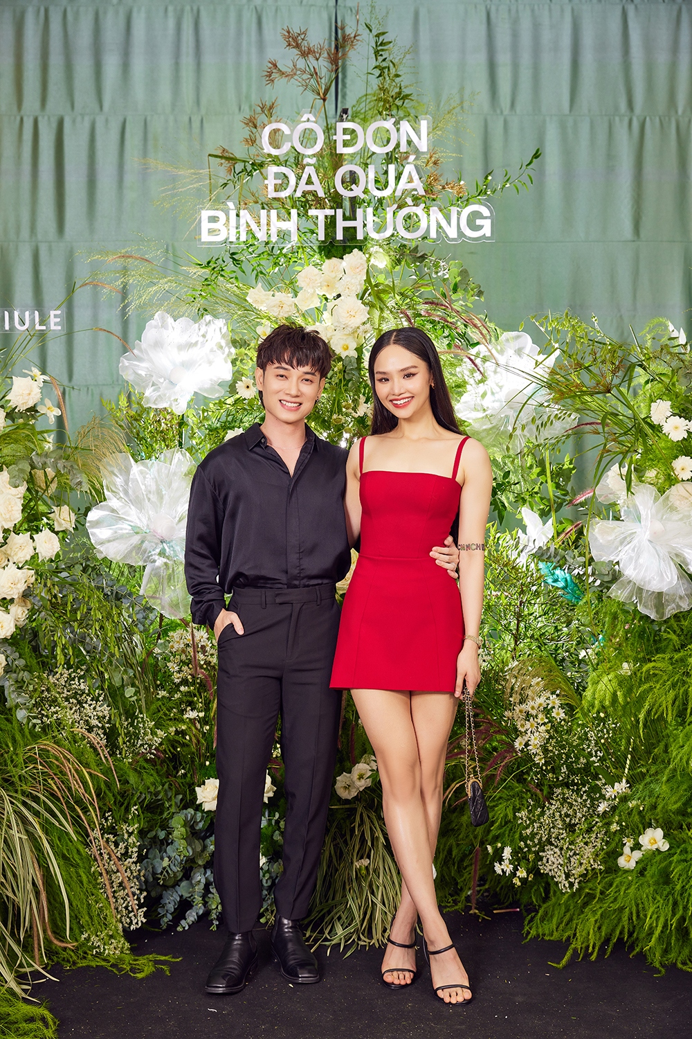 Trúc Nhân chúc mừng Miu Lê trong họp báo chiều 30/10.