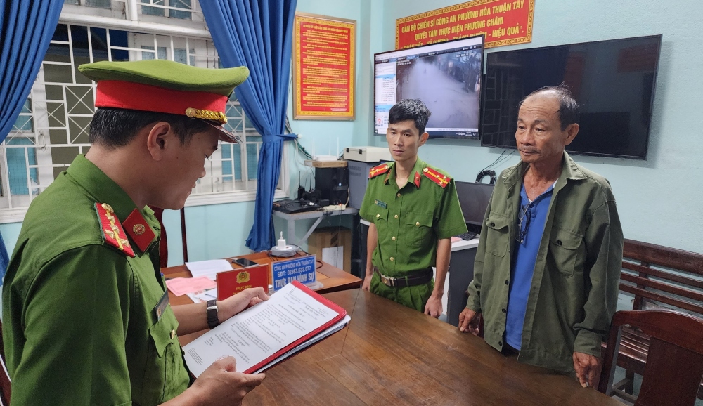 Cơ quan Cảnh sát điều tra Công an quận Hải Châu thực hiện Lệnh bắt bị can để tạm giam đối với Huỳnh Ngọc