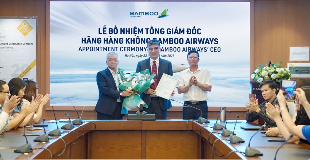 Ông Lương Hoài Nam (giữa) nhận Quyết định bổ nhiệm và hoa từ lãnh đạo Bamboo Airways 