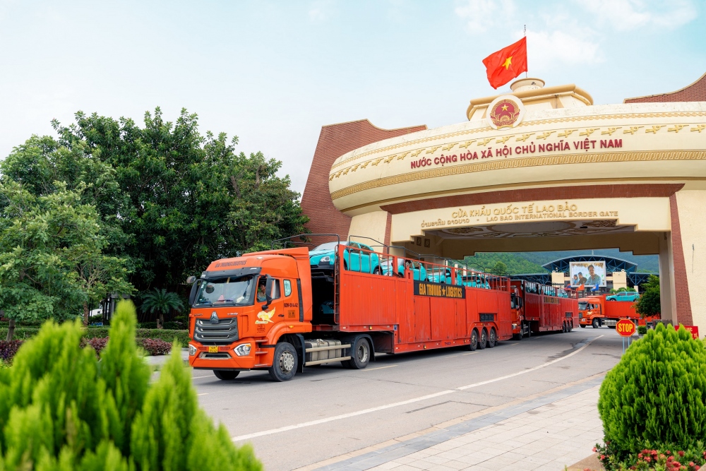 Lô xe đầu tiên của Xanh SM tại Cửa khẩu quốc tế Lao Bảo, thông quan qua Lào hôm 14/10