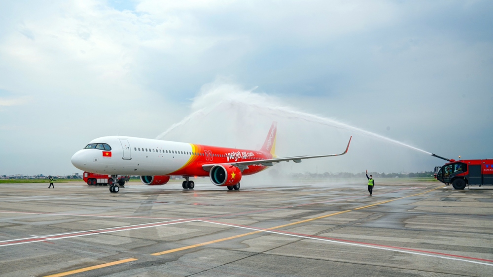 Tàu bay thế hệ mới A321neo ACF 240 của Vietjet được chào đón với nghi thức vòi rồng - Ảnh: H.T