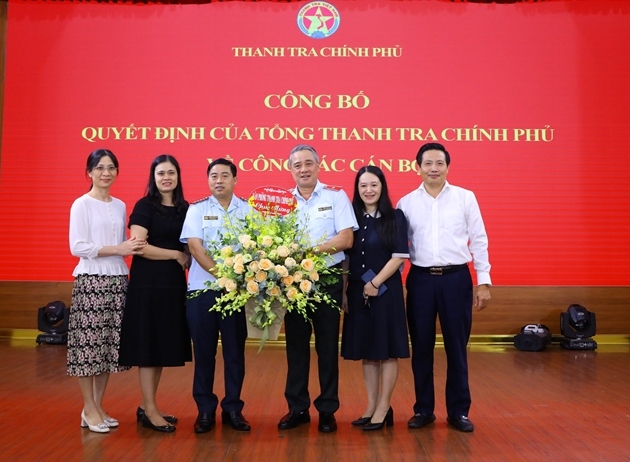 Đại diện lãnh đạo Văn phòng Thanh tra Chính phủ chúc mừng Phó Chánh Văn phòng Dương Văn Huế 
