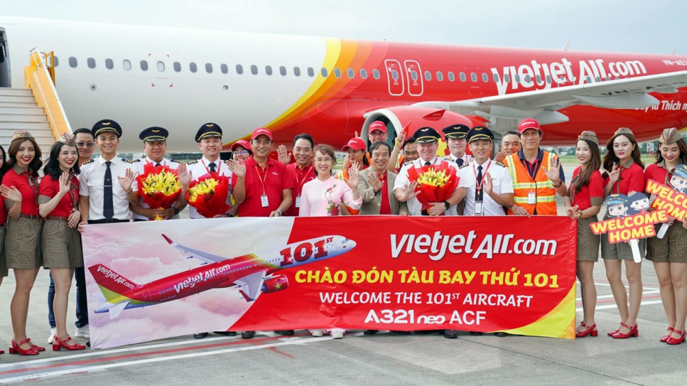 Nhân viên Vietjet chào đón tàu bay thứ 101 về với đội bay Vietjet. Ảnh: H.T