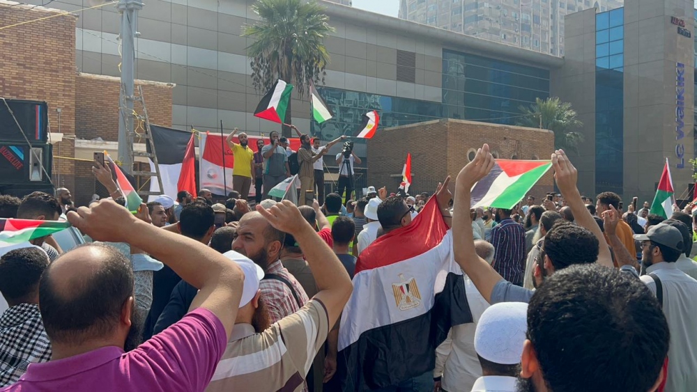 Người dân Ai Cập xuống đường tuần hành ủng hộ đối với nhân dân Palestine. Ảnh: Ahram